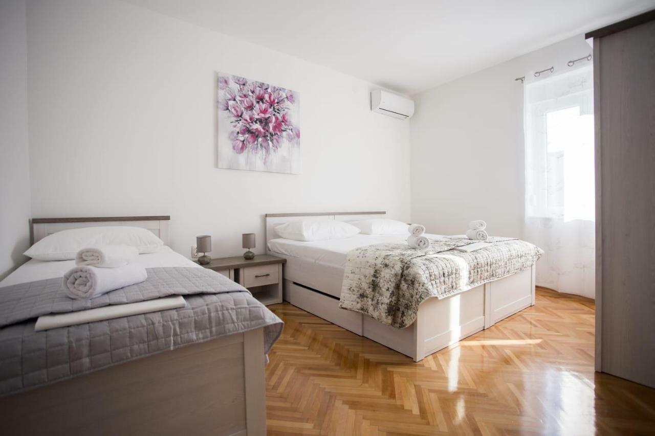 Apartman Leona Kastela Exterior photo